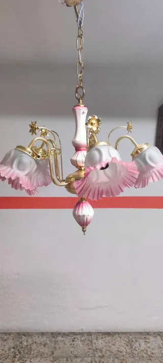 Lámpara de techo dorada y rosa