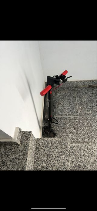 Patinete Eléctrico Negro con Puños Rojos