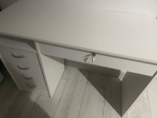 Scrivania bianca con cassetti e chiave