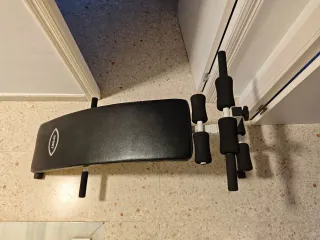 Banco de abdominales y pesas