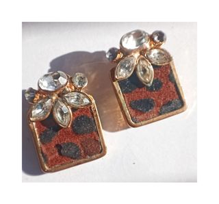 Pendientes vintage chapados en oro y animal print