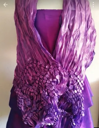 Precioso vestido fiesta morado con torerita y chal