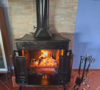 Estufa antigua de leña hierro fundido