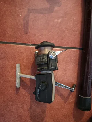 Lote de pesca: cañas, carretes y caja