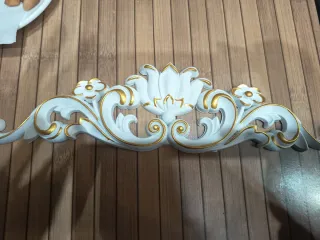 Decoración floral dorada y blanca