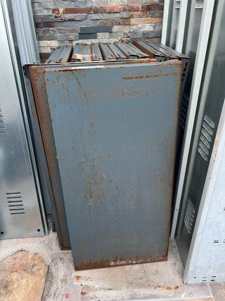 Scaffali metallici grigi