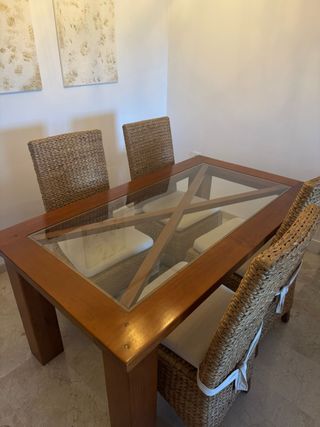 Mesa Comedor Cristal y Sillas Mimbre