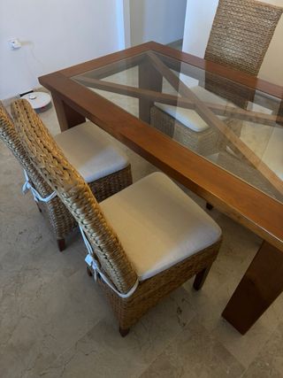 Mesa Comedor Cristal y Sillas Mimbre