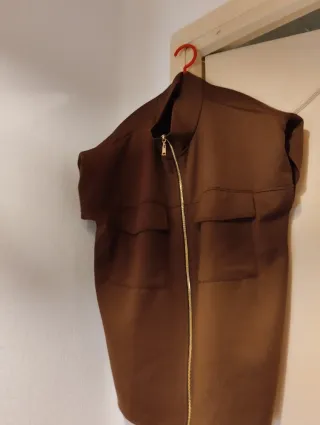 Chaleco marrón con cremallera y bolsillos