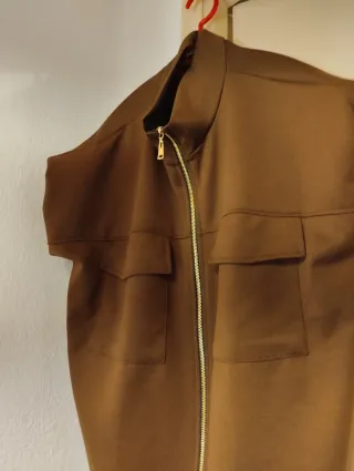 Chaleco marrón con cremallera y bolsillos