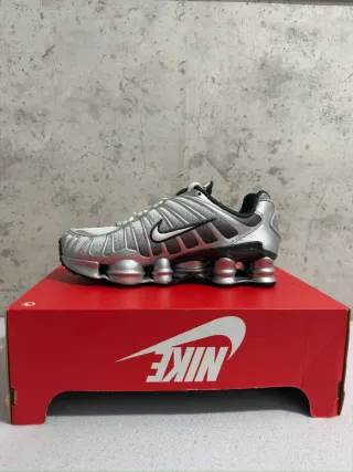 Zapatillas Nike Shox plateadas y blancas