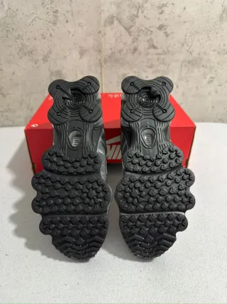 Zapatillas Nike Shox plateadas y blancas