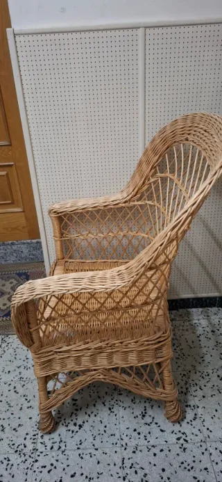 Muebles mimbre: 2 cabezales mesita noche y sillón.