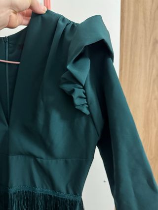 Vestido de noche verde con flecos