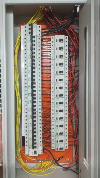 Se realizan trabajos de Electricidad en General