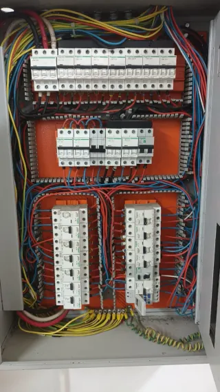 Se realizan trabajos de Electricidad en General