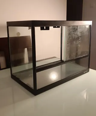 Terrario de marca Boyu con estuche para bombillas.