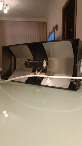 Terrario de marca Boyu con estuche para bombillas.