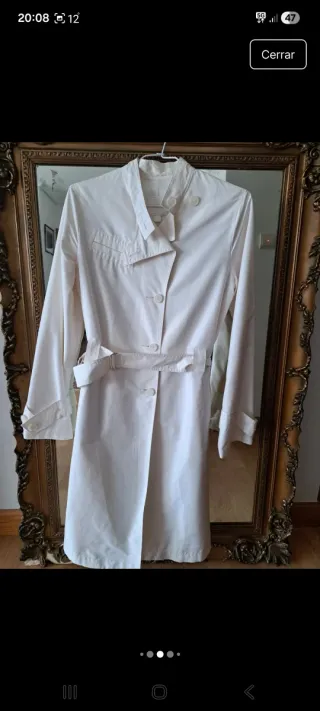 Gabardina blanca cuello mao