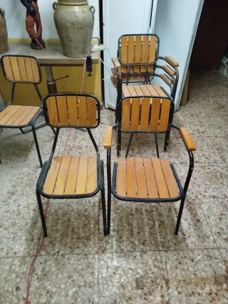 Sillas de madera y metal antiguas de taberna