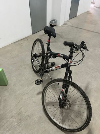 Bicicleta de montaña negra