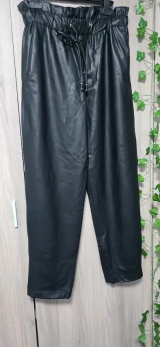 Pantalón polipiel Zara.Talla XS