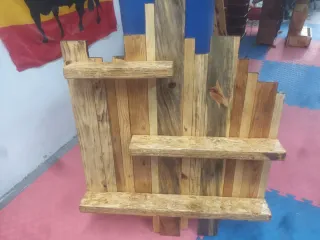 Estantería de madera marrón.mas dos d colgar