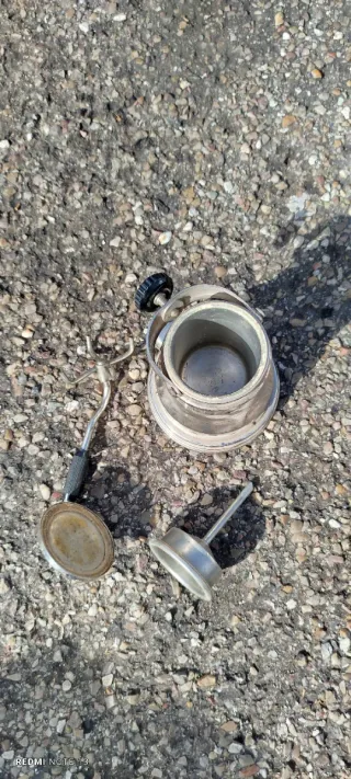 Cafetera antigua de metal