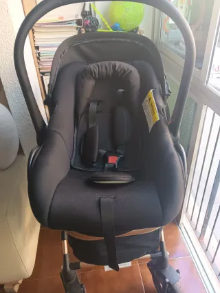 Carrito de bebé negro y dorado