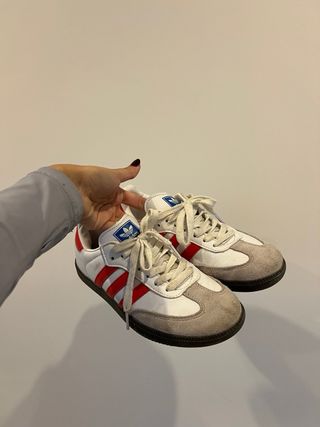 Zapatillas Blancas y Rojas