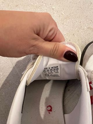 Zapatillas Blancas y Rojas