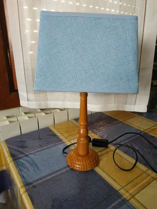 Lámpara de mesa de madera y pantalla azul
