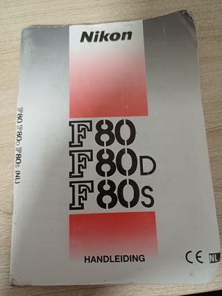 Nikon F80 con objetivo Nikkor 28-200