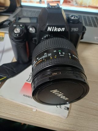 Nikon F80 con objetivo Nikkor 28-200
