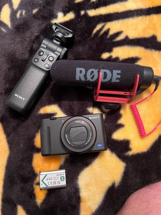 Cámara Sony ZV-1 con micrófono RODE y accesorios