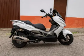 Kawasaki Maxi Scooter Automática j300