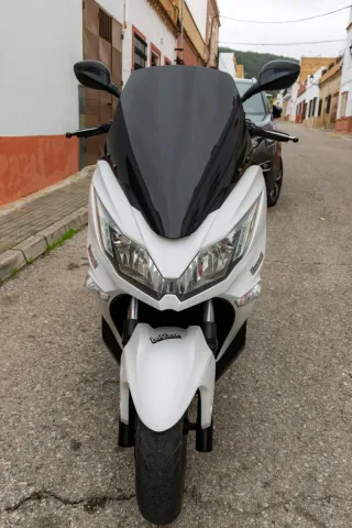 Kawasaki Maxi Scooter Automática j300