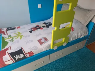 Habitación infantil completa: litera, escritorio