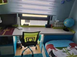 Habitación infantil completa: litera, escritorio