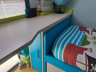 Habitación infantil completa: litera, escritorio