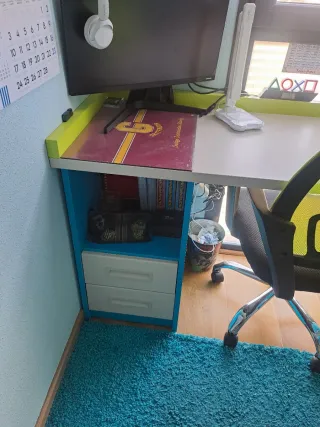 Habitación infantil completa: litera, escritorio