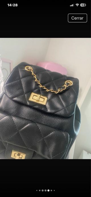 Mochila negra con detalles dorados