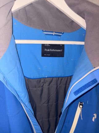 Chaqueta azul peak performance