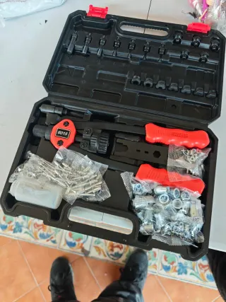 Remachadora Profesional con Accesorios