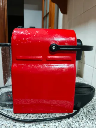 Cafetera Nespresso Inissia Roja
