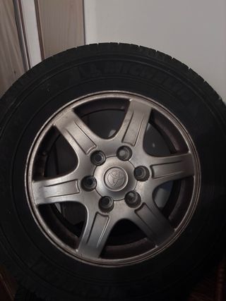 Llanta y Neumático Toyota Land Cruiser