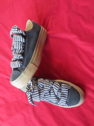 Converse negras con cordones llamativos