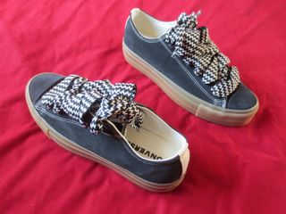 Converse negras con cordones llamativos