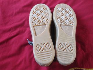 Converse negras con cordones llamativos