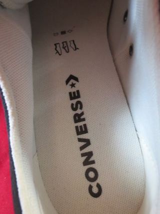 Converse negras con cordones llamativos